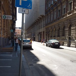Közterületi akadálymentes parkoló (100 méteren belül) nem megfelelt