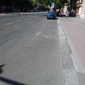 Rövid idejű megállási lehetőség szállítószolgálat számára (100 méteren belül) nem megfelelt